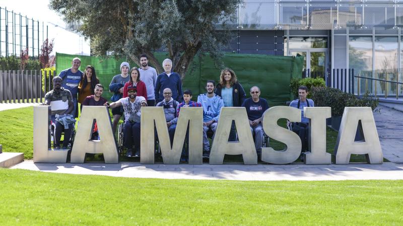 Pacientes del Institut Guttmann en la Masia del Barça