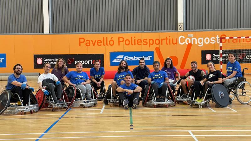 los participantes en una sesión de rugby adaptado