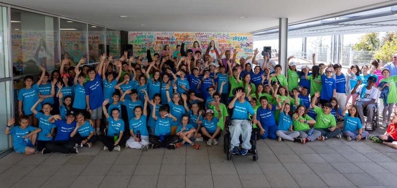 El pati és de tots! TVBoy i més de 100 nens pinten la inclusió en una edició molt especial del Mou-te i Veuràs
