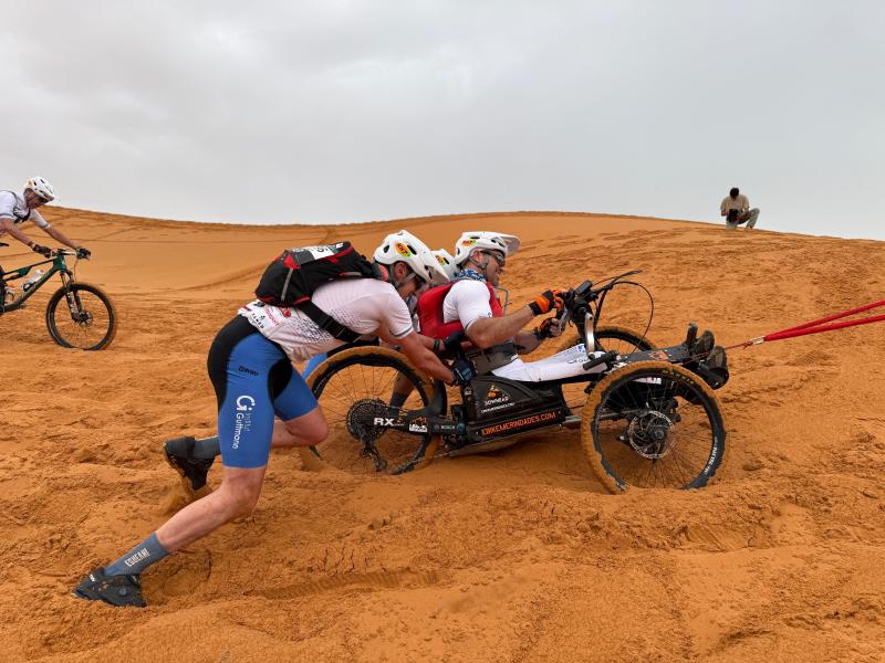 L'equip Guttmann avança a la Skoda Titan Desert Morroco.
