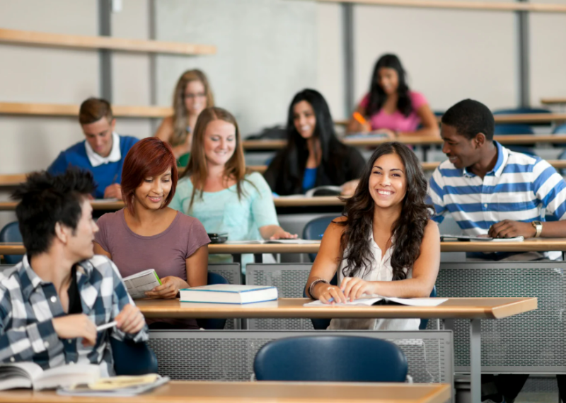 estudiantes universitaris en una aula