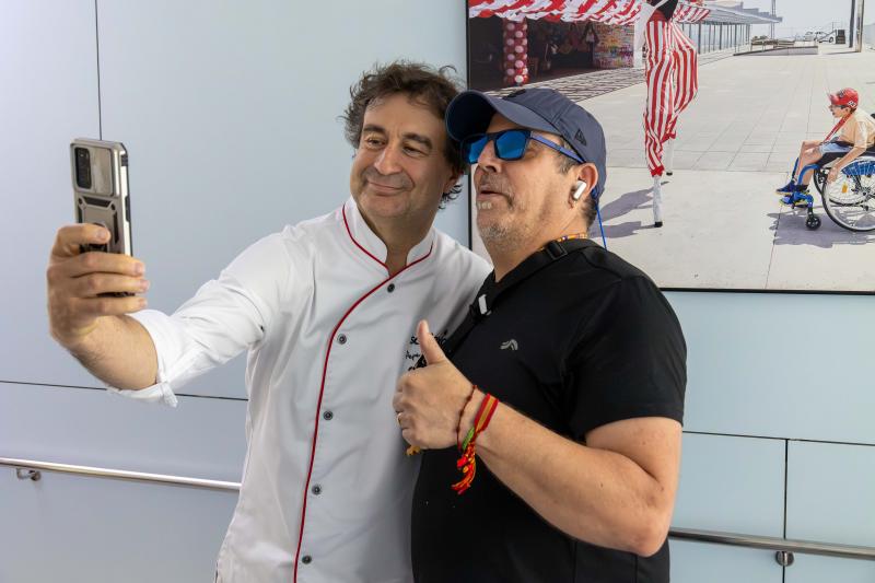 El chef Pepe Rodríguez de Masterchef visita el Institut Guttmann y prepara un menú degustación en el marco del 60 aniversario